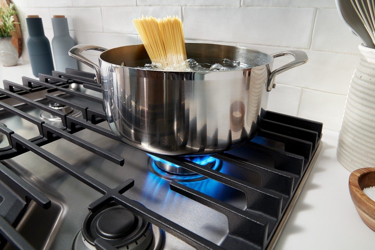 A Whirlpool® Gas Cooktop with a SpeedHeat™ Burner